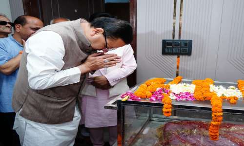 मुख्यमंत्री सी एम धामी की श्री मनवीर चौहान की धर्मपत्नी के निधन पर शोक संवेदना ।