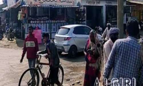 वाराणसी के पिंडरा सिंधोरा बाजार से पुलिस ने शातिर चोर कैलाश बनवासी और पिंटू बनवासी को किया गिरफ्तार चोरी की सामग्री बरामद   वाराणसी रुबी गुप्ता   वाराणसी क्षेत्र के सिंधोरा बाजार से पुलिस ने शातिर चोर कैलाश बनवासी और पिंटू बनवासी को गिरफ्तार किया और उनके साथ कई चोरी की सामग्री मिली जैसे 8 पीतल की घंटियां और दो लोहे के  राड  सहित कई अन्य सामग्रियां भी उन लोगों के पास से मिली पुलिस जांच में लगी हुई थी उसी समय मुखबिर से सूचना मिली कि वे बर्तन की दुकान पर घंटियों को बेच रहे थे तभी सूचना मिलने पर तुरंत पुलिस मौके पर पहुंची और पकड़े गए युवक ने अपना नाम कैलाश बनवासी और पिंटू बनवासी बताया कैलाश बनवासी की उम्र 42 वर्ष और पिंटू बनवासी की उम्र 25 वर्ष की है जो खालिसपुर फूलपुर बनारस से बिलॉन्ग करते हैं पुलिस  इन्हें गिरफ्तार कर  अग्रिम कार्यवाही कर रही है