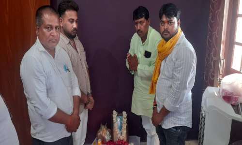समाजसेवी सुरेश यादव ने अमर शहीद शशांक तिवारी के चित्र पुष्प अर्पित कर किया नमन