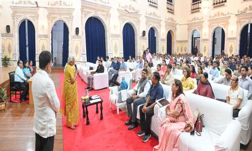 स्वस्थ रहने के लिए संयमित जीवन नियमित व्यायाम व योग जरूरी  ---राज्यपाल श्रीमती आनंदी बेन पटेल